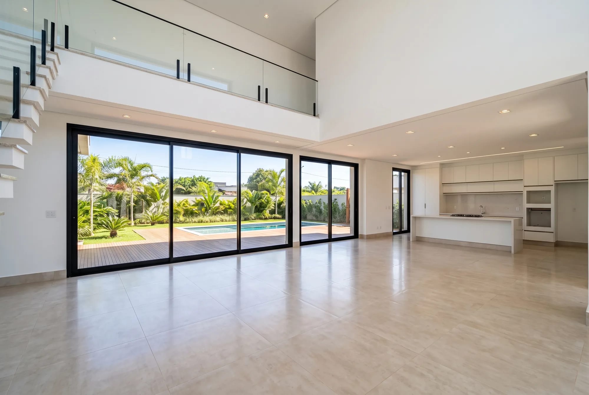 Sala, cozinha e área externa vazias, antes da simulação